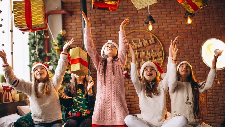 Мандариновый ажиотаж и танцы на льдине: Пять лучших игр в новогодний вечер для всей семьи