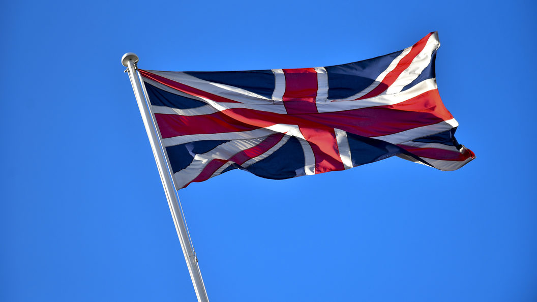 В великобритании спустили флаги. Приспущенный флаг Великобритании. США И Великобритания. Россия США Британия. Великобритания против США.