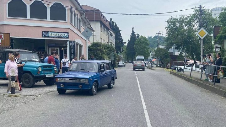 В Сочи ВАЗ сбил 14-летнюю девочку, которая перебегала проезжую часть