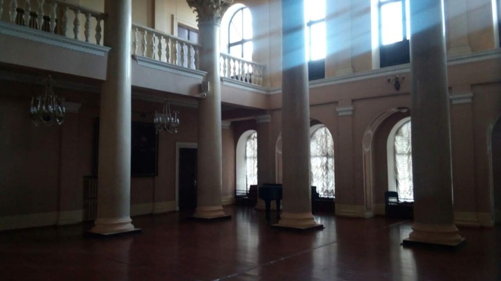 Дирижёр с мировым именем ушёл из профессии: Теперь он курьер