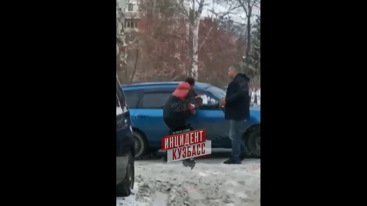 В Кемерове пассажиры такси напали на водителя встречной машины
