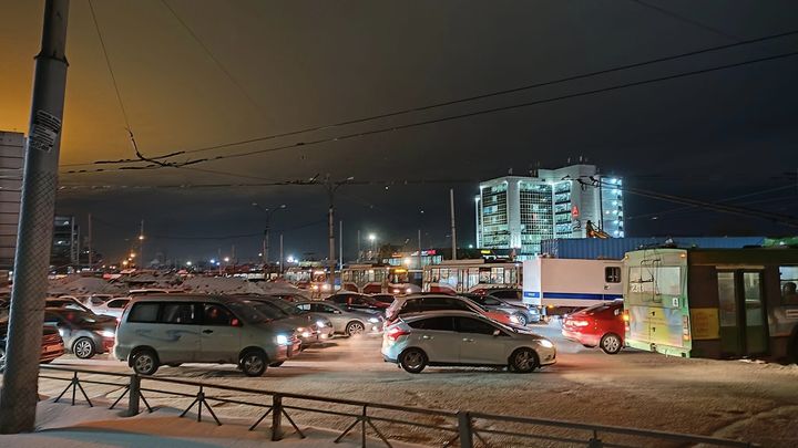 Кольцо ада: В Новосибирске утром на площади Труда образовалась гигантская пробка