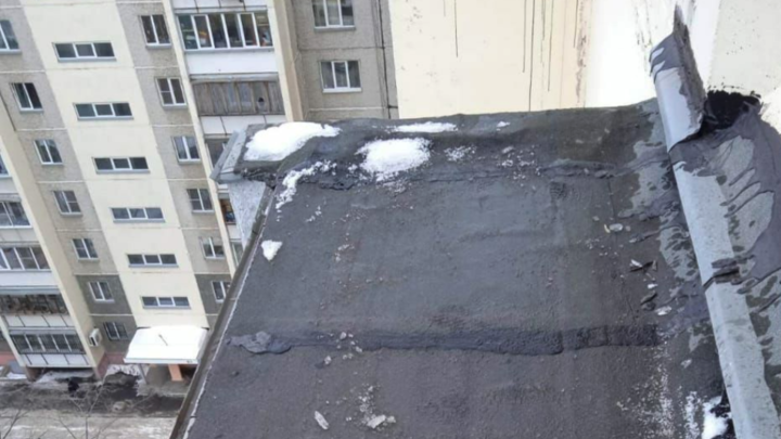 Челябинцев просят сообщать о сосульках и снеге на крышах