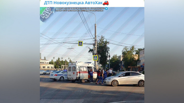 Нетрезвый самокатчик попал под машину на перекрестке в Новокузнецке