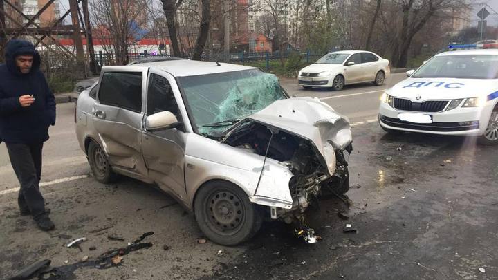 Выехавший на встречку водитель спровоцировал ДТП с шестью машинами в Ростове