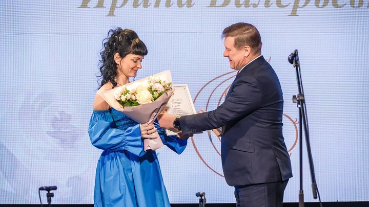Мэр Новосибирска наградил многодетных матерей и поздравил с праздником