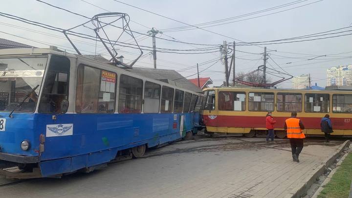 Два трамвая врезались в стену частного дома в Ростове. МЧС показало видео разрушений