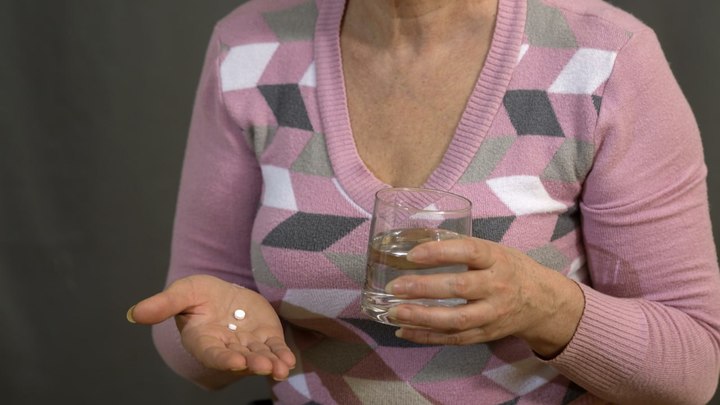 Невролог связал головную боль с нарушением питьевого режима