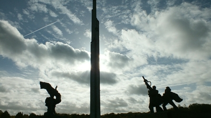 Потратят €2,1 млн: Власти Латвии начали уничтожение монумента освободителям Риги