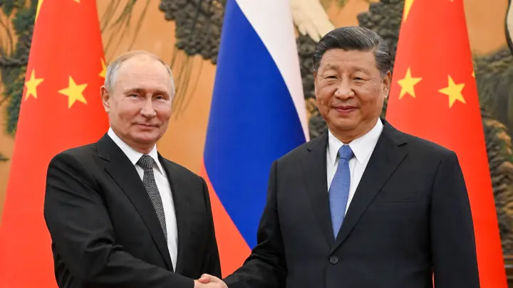 Тёплая улыбка Путина резко исчезла: Профайлер по кадрам показал, что произошло в Пекине