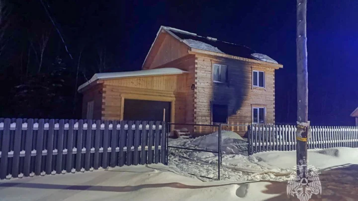 Следком: тела двух взрослых и ребенка нашли на пепелище сгоревшего дома в Якутии