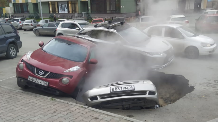 Две машины провалились под асфальт: Главное о ЧП в центре Новосибирска