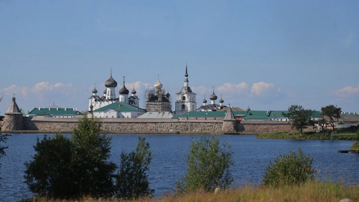 Православный форум, инфраструктурные объекты и туризм: Александр Цыбульский провел на Соловках совещание