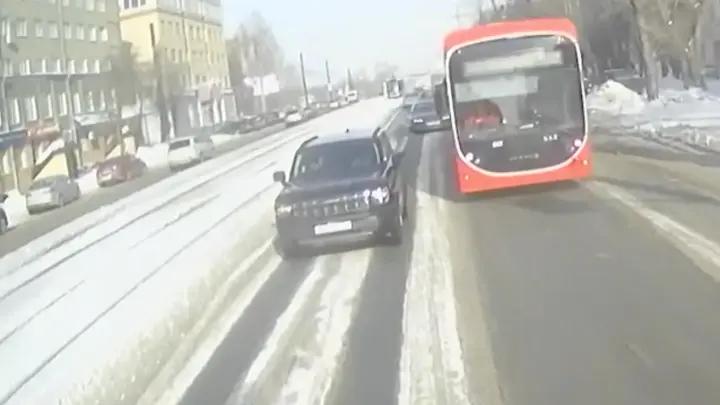 Троллейбус врезался в автобус в Челябинске: есть пострадавшие