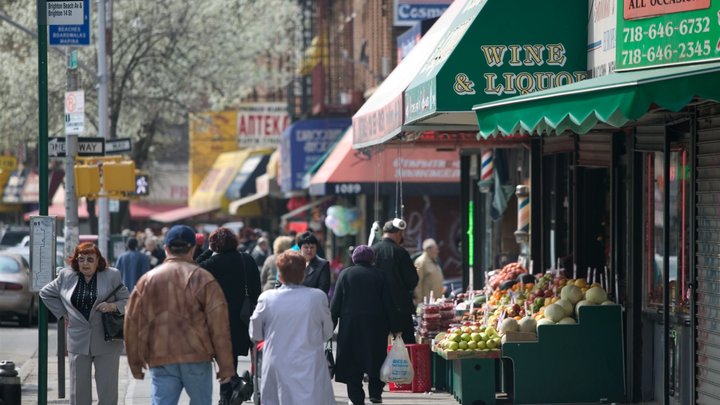 Из популярного в России певца - в бомжа на Брайтон-Бич. Его песни пела страна, а он клянчит деньги