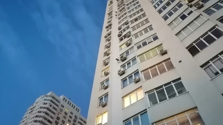 В новом микрорайоне Челябинска странный мужчина пристает к мальчикам