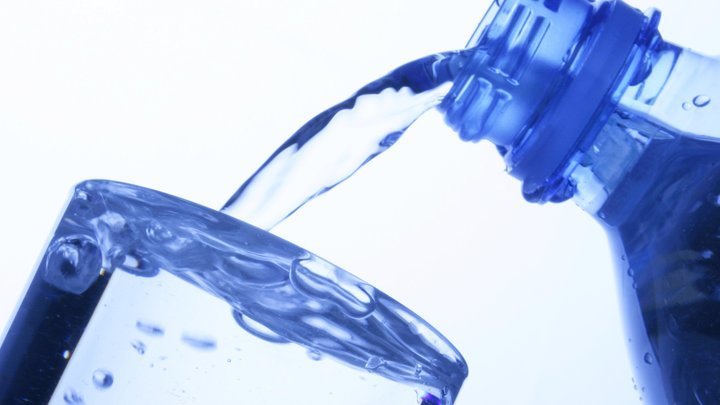 До 80 процентов - подделка: Глава Ростеха призвал срочно ввести маркировку питьевой воды