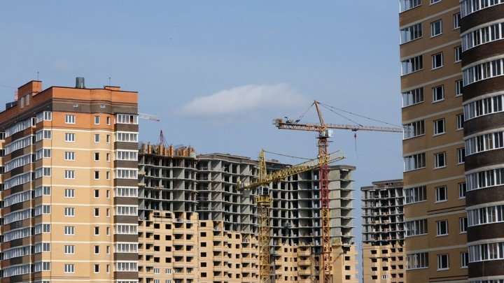 В Краснодаре мужчина разбился при падении с многоэтажки