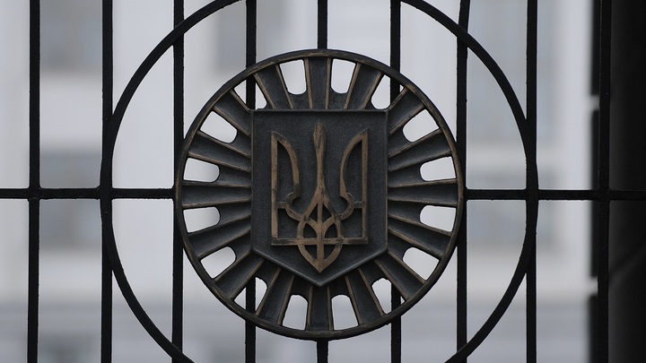 В Каховке демонтируют герб Украины на въезде в город