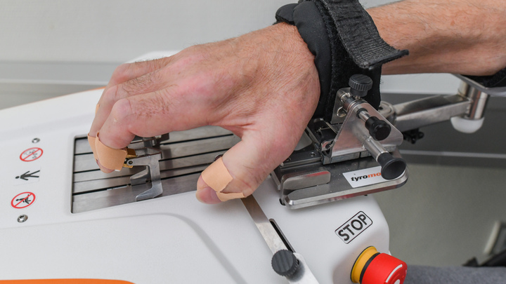 Какая болезнь доводит до инсульта даже молодых: врачи назвали тревожные признаки