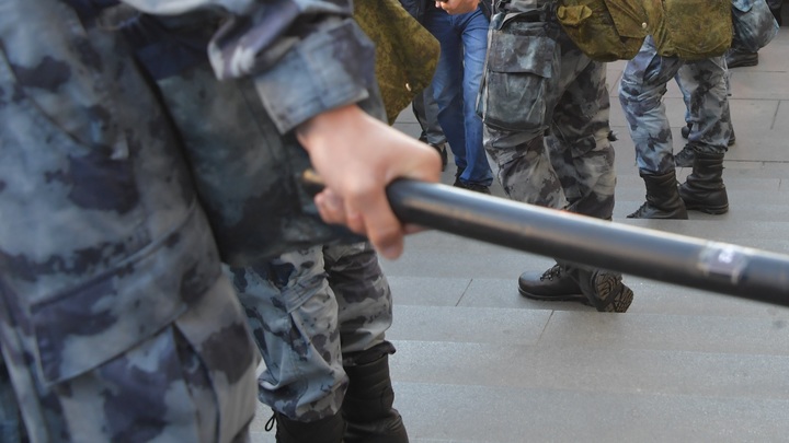 Туристы засняли потасовку с охранником в Туапсе. Зрители встали на сторону ЧОП