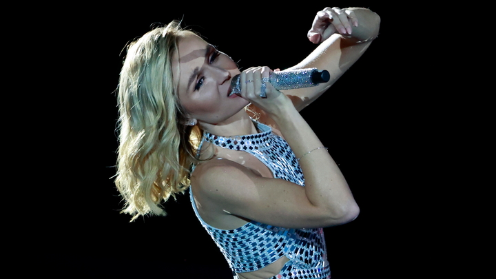 Полину Гагарину унесли со сцены с вывихом - зрители в бешенстве: А фанера продолжилась...