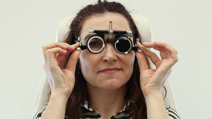 Врачи рассказали, чем опасны мушки перед глазами