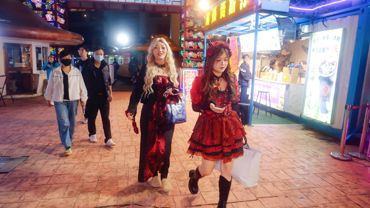 Мне было страшно: Новый тренд с силиконовыми костюмами женщин в Японии пугает людей