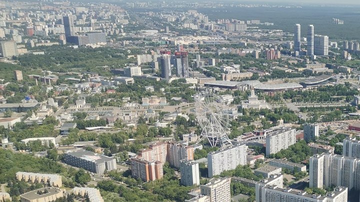 Из-за погоды остановилось 140-метровое колесо обозрения «Солнце Москвы» с людьми внутри