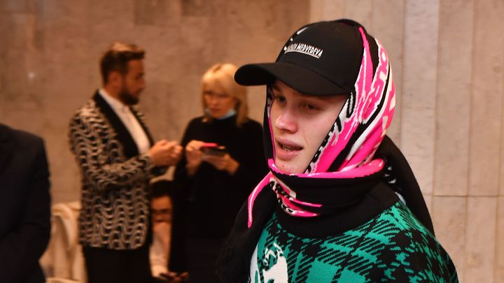 Семья Дани Милохина докатилась до дна. Отец перебивается случайными заработками на чужбине, пока сын снимает видосики