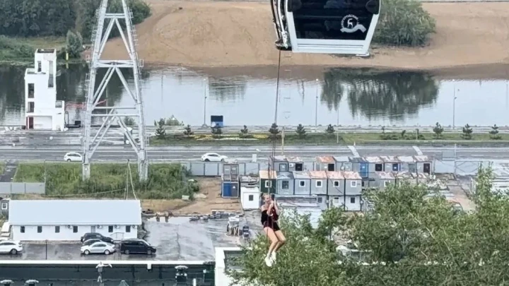 Спасение застрявших на канатной дороге в Нижнем Новгороде людей сняли на видео