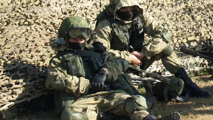 Сильнее ненависти. Русский боец вынес с поля боя раненого украинского солдата