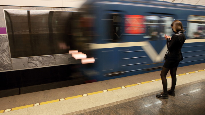 В новосибирском метрополитене на рельсы упала пассажирка