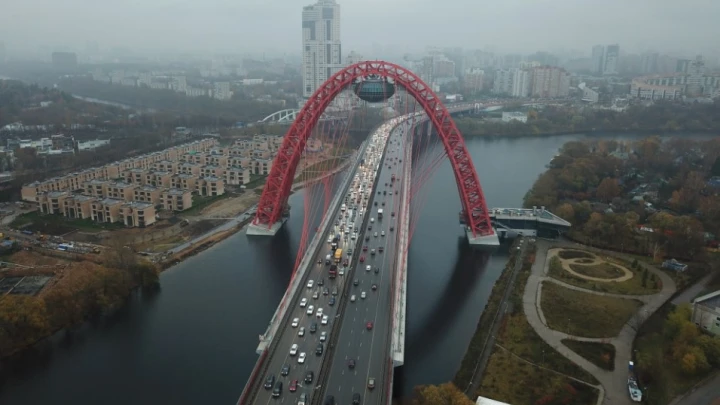 ДТП на Живописном мосту: Московский бизнесмен врезался в отбойник – что слуучилось в авто