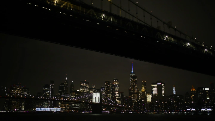 Бруклинский мост срезал верхушку мексиканского парусника: Мачта рухнула на команду