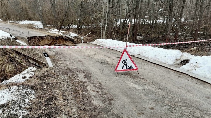 На дороге в деревню Нагорново в Южском районе произошёл провал грунта