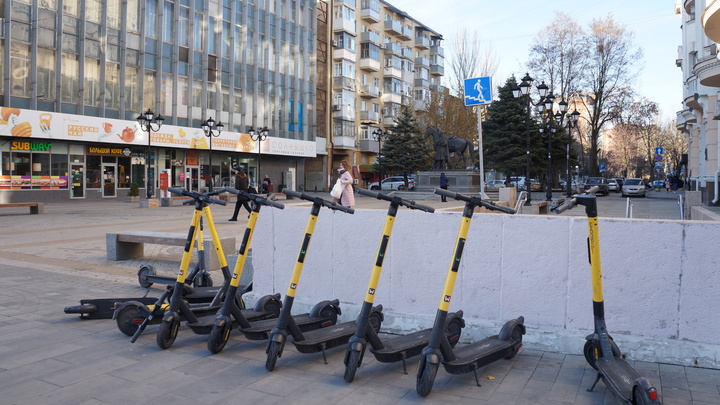 Перелом тазовых костей: Батайчанина на тротуаре сбил электросамокатчик