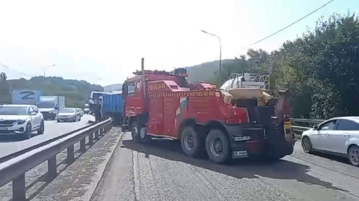 Под Новороссийском зерновоз врезался в автобус