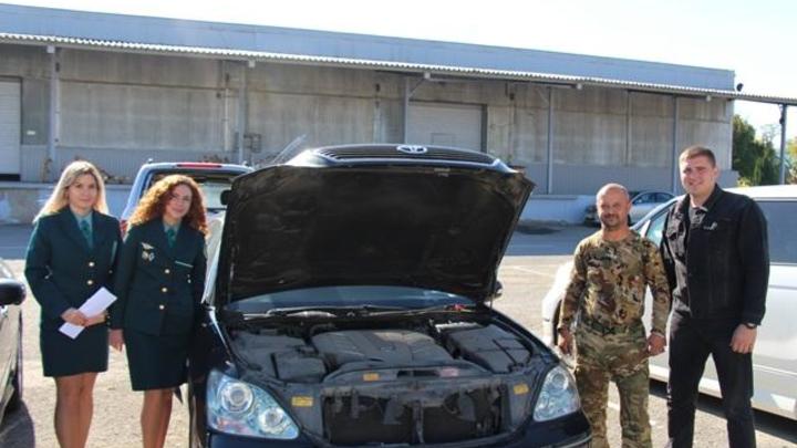 В Ростове-на-Дону таможенники передали конфискованный автомобиль бойцам в зоне СВО