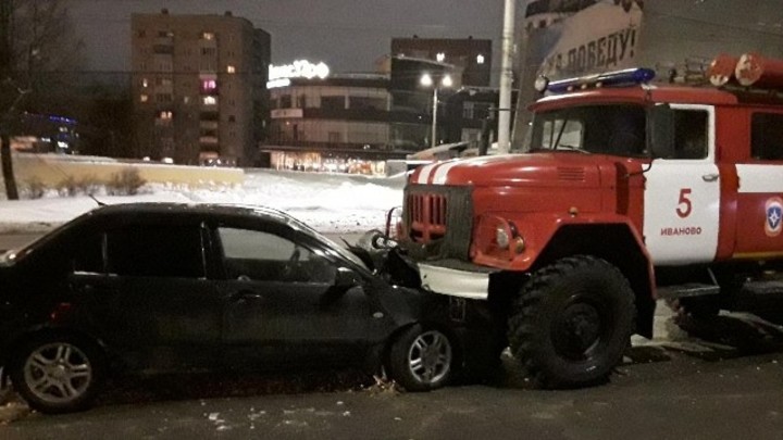 В Иванове сотрудники МЧС попали в больницу после ДТП с пожарной машиной