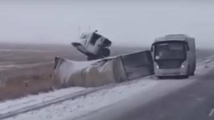 На трассе в Курганской области фура слетела в кювет