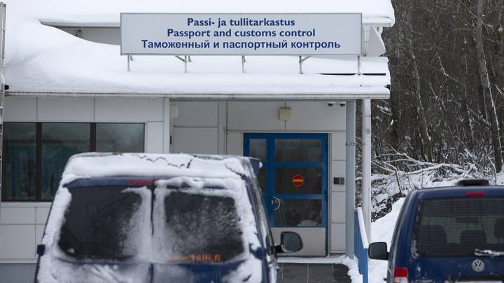 Финские власти решили на месяц открыть два КПП на границе с Россией
