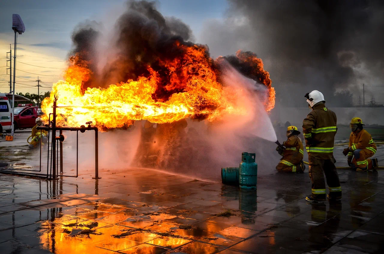 Вечернюю молитву оборвал мощный взрыв. Жертв уже девять: АЗС Махачкалы снова в огне