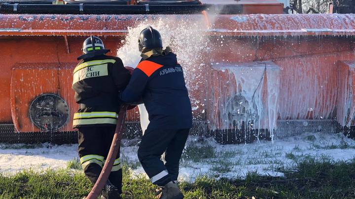 В Тимашевске из перевернувшегося бензовоза рядом с трассой вытекло топливо
