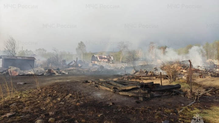 В селе на Сахалине в пожаре сгорели больше 40 дачных домиков и построек