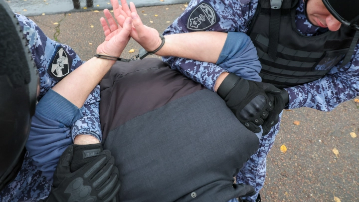 Поймали: кем оказался брюнет на Мерседесе, избивший женщину и ребёнка