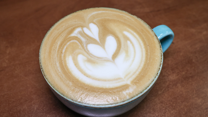 Нейробиолог рассказал о том, что не рекомендуют добавлять в кофе