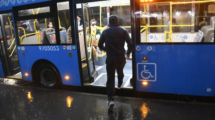 У него был безумный взгляд: Очевидцы рассказали о нападении на пассажира автобуса в Новосибирске
