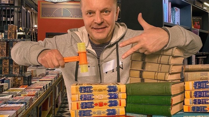 452 книги из библиотеки Леонида Парфенова продали в Петербурге за 500 тысяч рублей