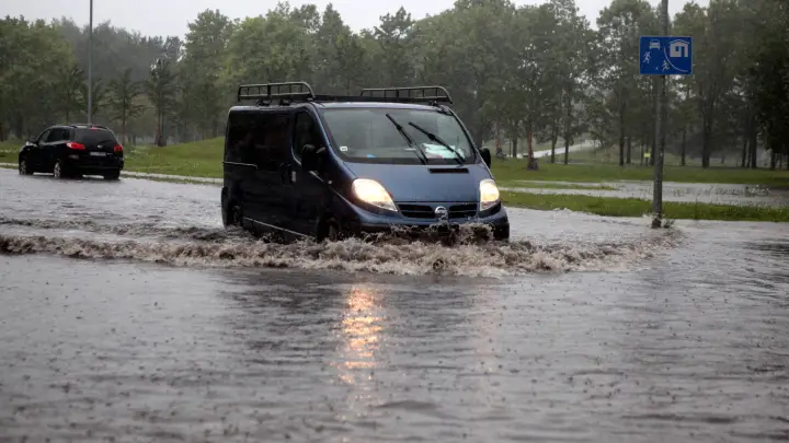 Ветер ласково колышет арматуру, улицы превратились в реки: Хабаровск пострадал от непогоды
